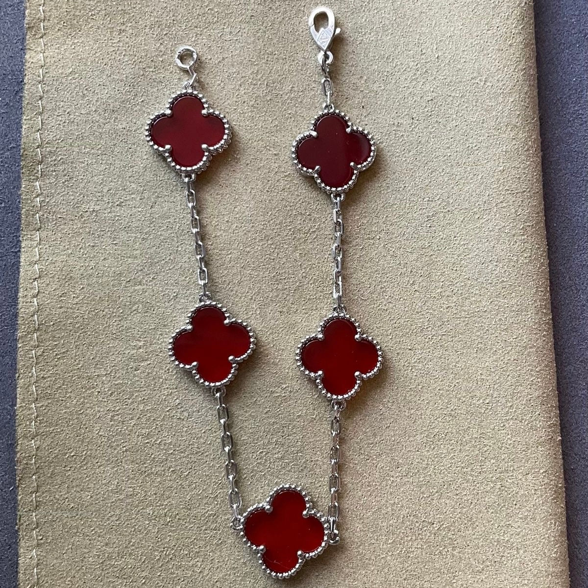 V.cleef argenté rouge