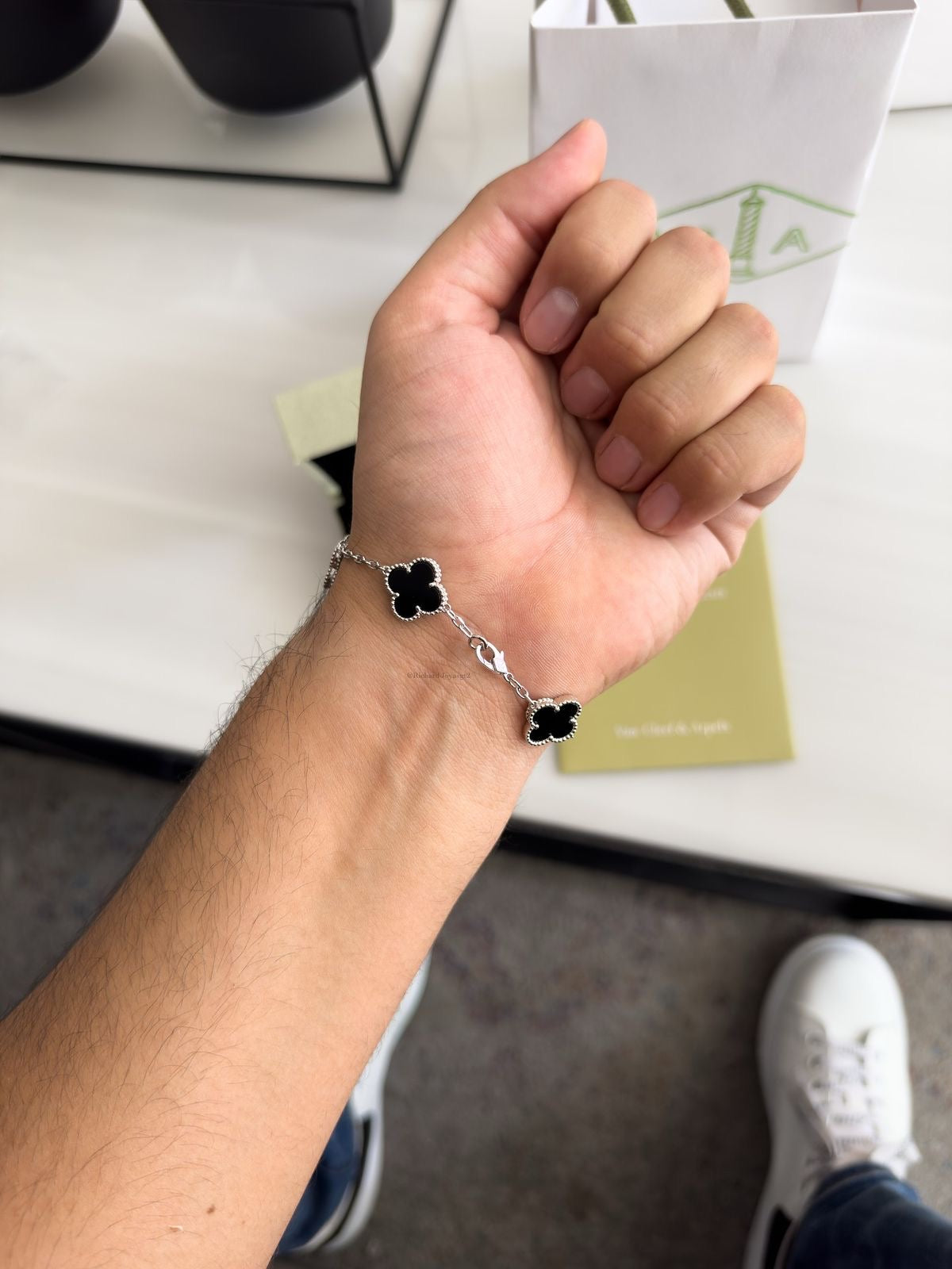 V.cleef argenté noir