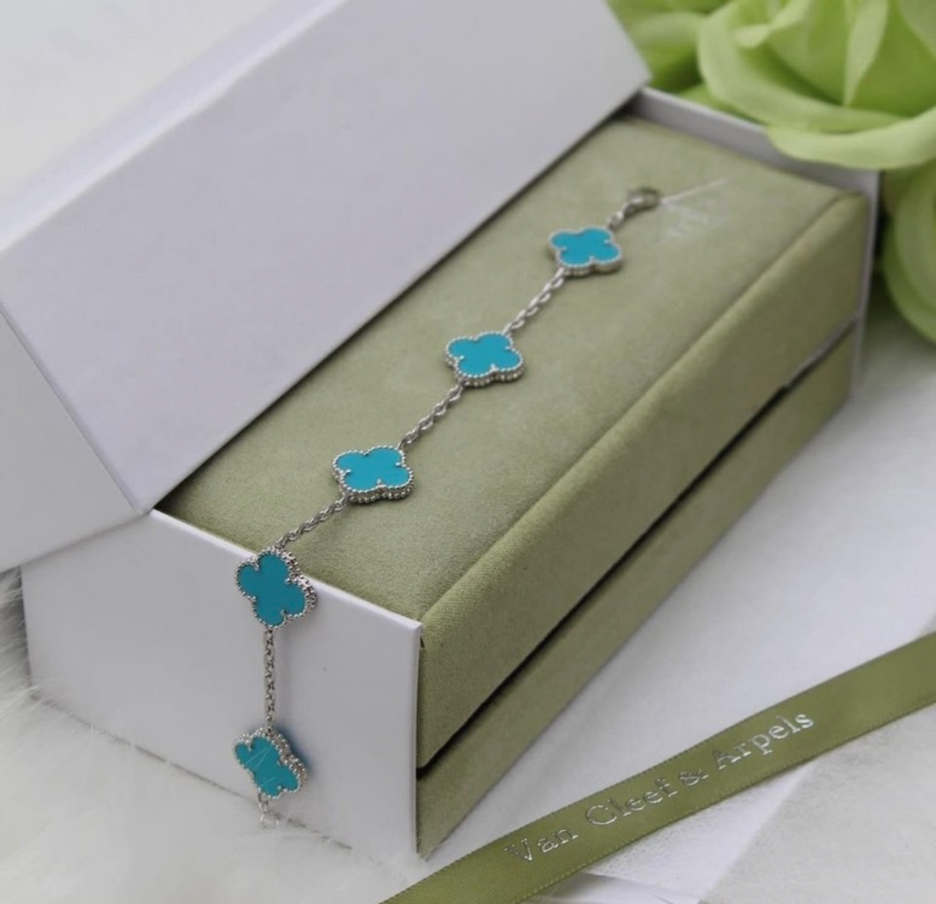 V.cleef argenté bleu